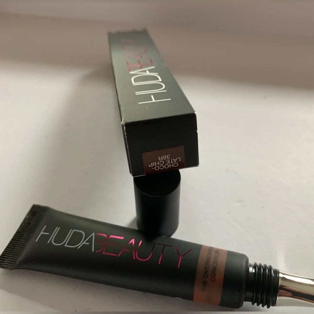 HUDA BEAUTY The Overachievers Concealer High Coverage ( Chocolate Chip 38R)